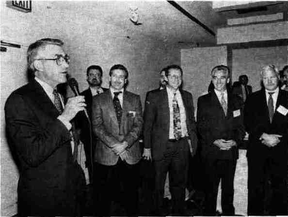 Governor Jim Edgar addresses a group of delegates