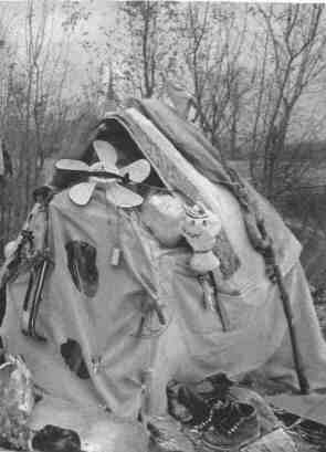  After climbing out of his hut, Willie  
shaves in preparation for another day. Local  
hunters left him two ducks during the night,  
which he will cook over afire. The hut is  
built in an area planned for redevelopment  
just blocks away from the heart of downtown  
Peoria. Willie intentionally builds his hut to  
be very small so that his body heat will keep  
him warm during frigid winter nights